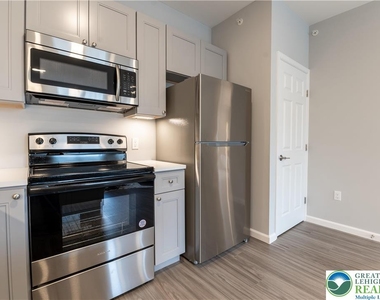 948 N Front Street - Photo Thumbnail 9