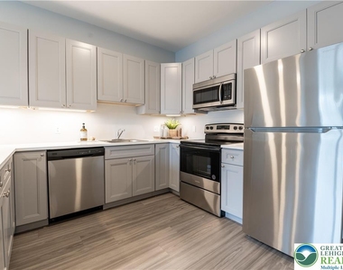 948 N Front Street - Photo Thumbnail 8