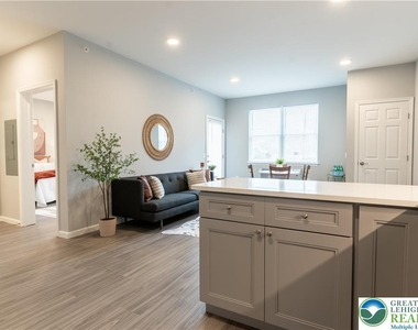 948 N Front Street - Photo Thumbnail 11