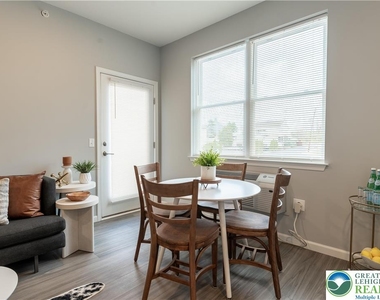 948 N Front Street - Photo Thumbnail 4