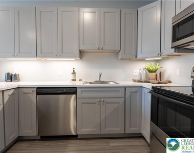 948 N Front Street - Photo Thumbnail 10