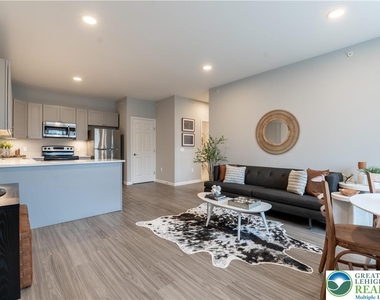948 N Front Street - Photo Thumbnail 3