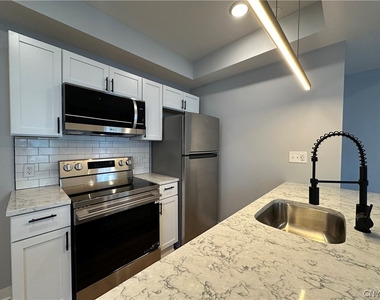 128 Caroline Avenue - Photo Thumbnail 5