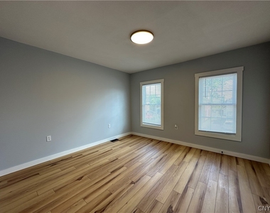 128 Caroline Avenue - Photo Thumbnail 11