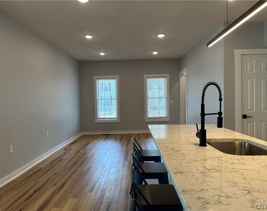 128 Caroline Avenue - Photo Thumbnail 26
