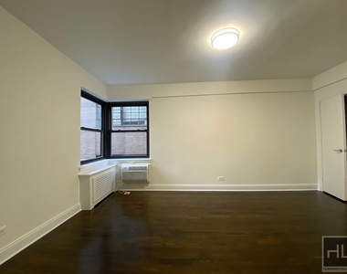 East 57 Street - Photo Thumbnail 7