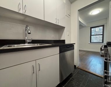 East 57 Street - Photo Thumbnail 6