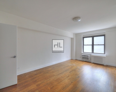 East 57 Street - Photo Thumbnail 3