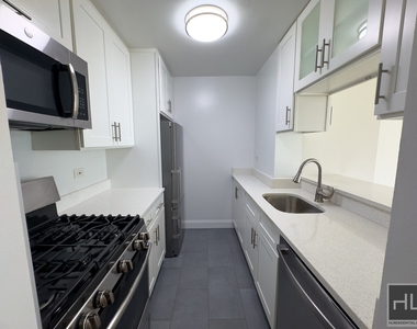 East 71st Street - Photo Thumbnail 5
