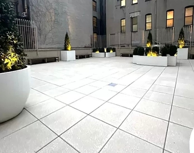 East 71st Street - Photo Thumbnail 8