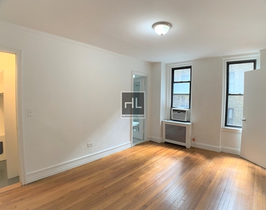 East 46 Street - Photo Thumbnail 2