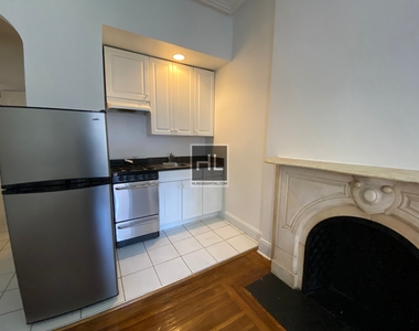 East 72 Street - Photo Thumbnail 2