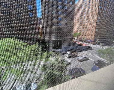 East 72 Street - Photo Thumbnail 3