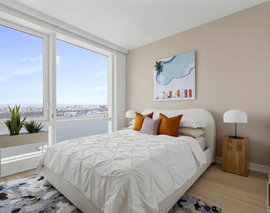 West 38th Street - Photo Thumbnail 3