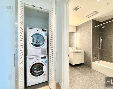 West 38th Street - Photo Thumbnail 4