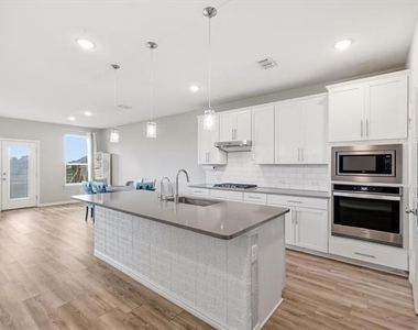 817 Adelyn Street - Photo Thumbnail 9