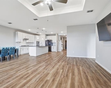817 Adelyn Street - Photo Thumbnail 12
