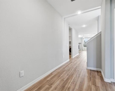 817 Adelyn Street - Photo Thumbnail 8