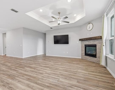 817 Adelyn Street - Photo Thumbnail 13