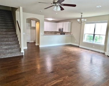 213 Lily Lane - Photo Thumbnail 3