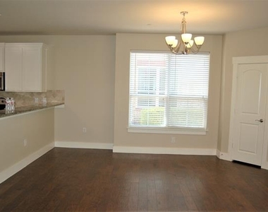 213 Lily Lane - Photo Thumbnail 8