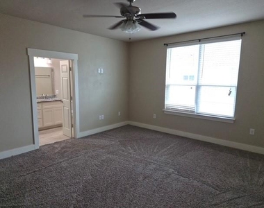213 Lily Lane - Photo Thumbnail 4