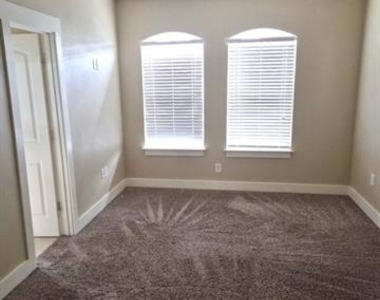 213 Lily Lane - Photo Thumbnail 5