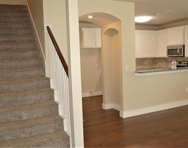 213 Lily Lane - Photo Thumbnail 15