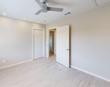 6000 Auburndale Avenue - Photo Thumbnail 8