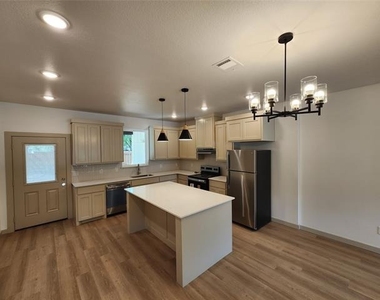 211 Trinity Street - Photo Thumbnail 7