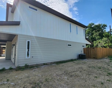 211 Trinity Street - Photo Thumbnail 2