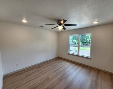 211 Trinity Street - Photo Thumbnail 14