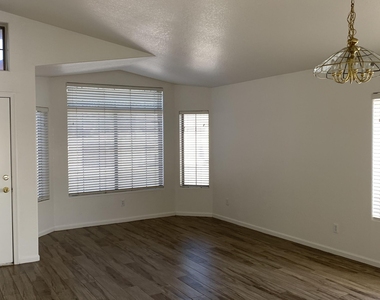 18207 N 5th Avenue - Photo Thumbnail 2