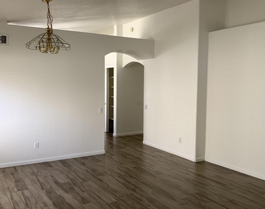18207 N 5th Avenue - Photo Thumbnail 5