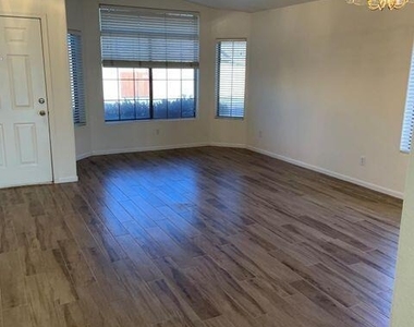 18207 N 5th Avenue - Photo Thumbnail 3