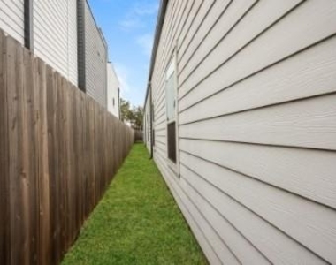 2216 Dyson Street - Photo Thumbnail 1