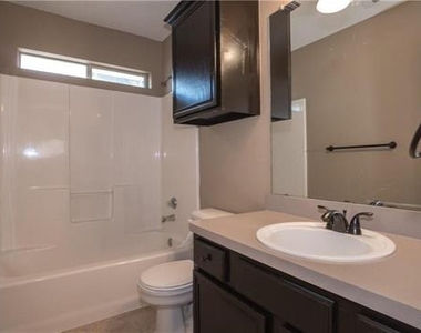 1512 Manitoba Lane - Photo Thumbnail 14