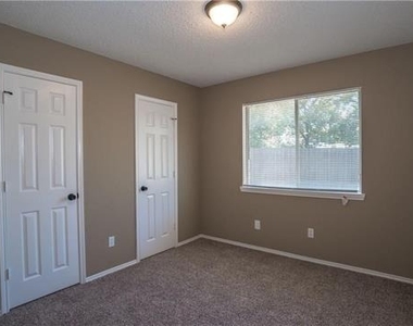 1512 Manitoba Lane - Photo Thumbnail 13