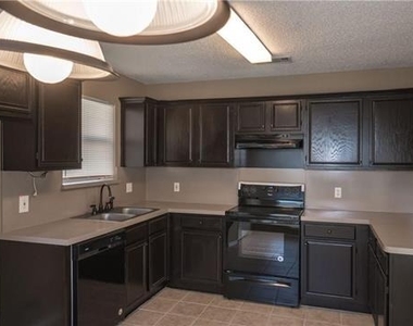 1512 Manitoba Lane - Photo Thumbnail 4