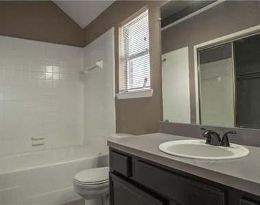 1512 Manitoba Lane - Photo Thumbnail 11