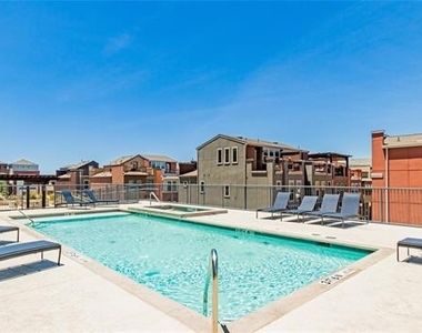 1001 Belleview Street - Photo Thumbnail 13