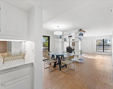 5122 N 31st Way - Photo Thumbnail 1