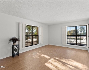5122 N 31st Way - Photo Thumbnail 4