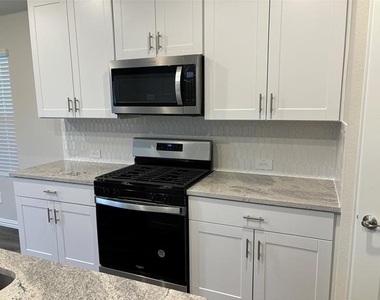 3814 Meredith Drive - Photo Thumbnail 6
