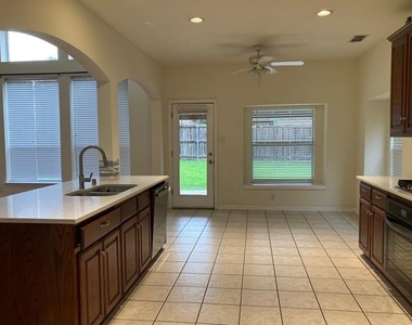 2616 Quail Hollow Drive - Photo Thumbnail 4