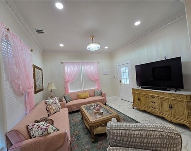 401 E Chestnut Street - Photo Thumbnail 1