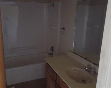 1037 Southmoor Drive - Photo Thumbnail 6