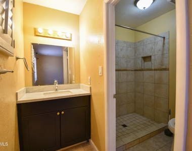6525 W Mercer Lane - Photo Thumbnail 15