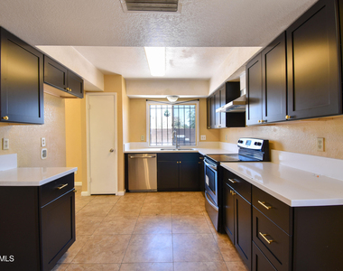 6525 W Mercer Lane - Photo Thumbnail 4