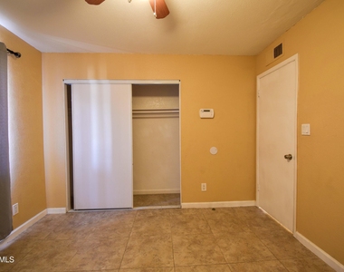 6525 W Mercer Lane - Photo Thumbnail 7